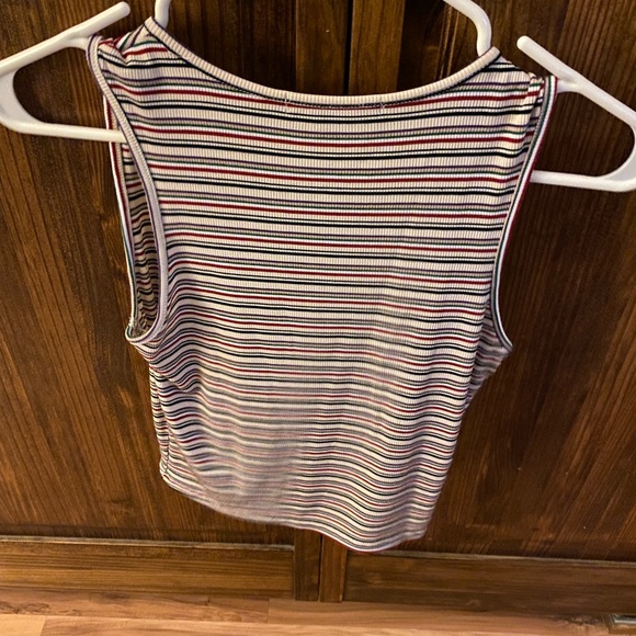 Cropped Tank Top - Picture 2 of 3